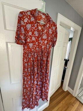 Flowy mid/maxi dress. Orange with floral design.